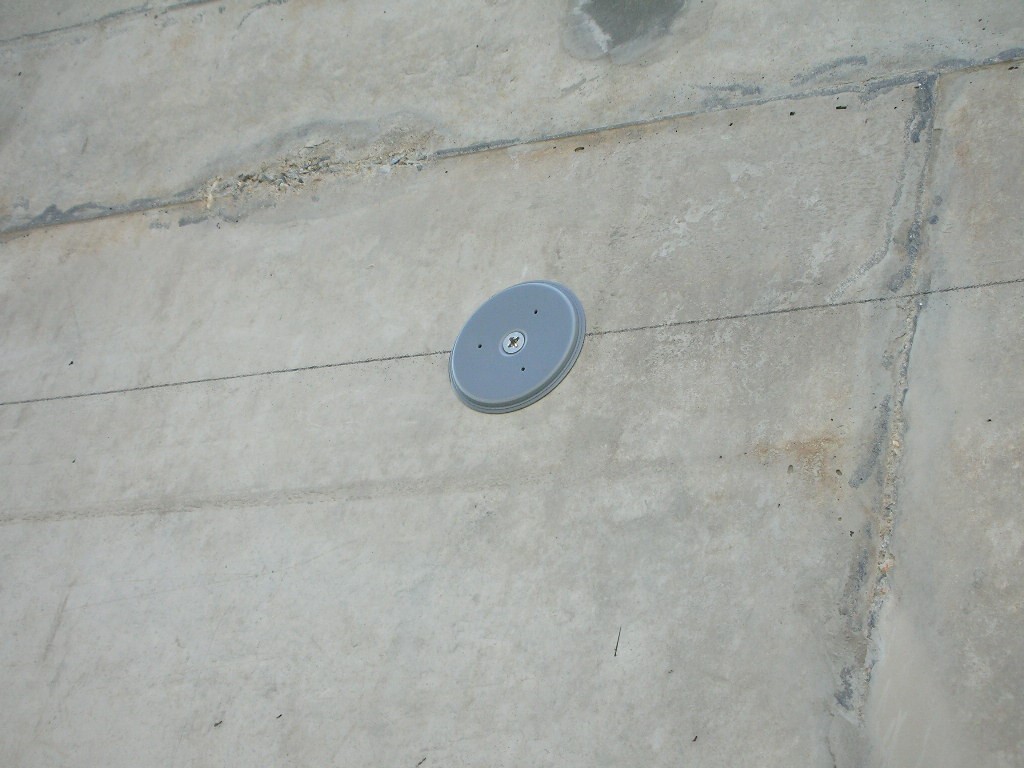 Heat-disc technique to adhere geomembrane sheet to concrete wall